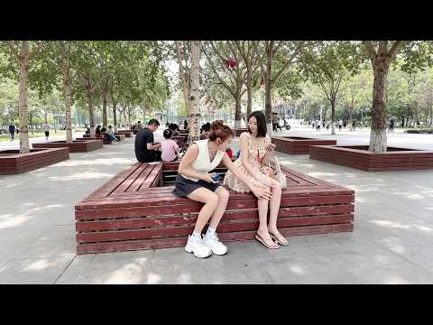 小然户外街头采访与路人的娱乐互动