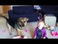 Provate a non ridere ....bambino e cane con RISATE ISTERICHE!!!