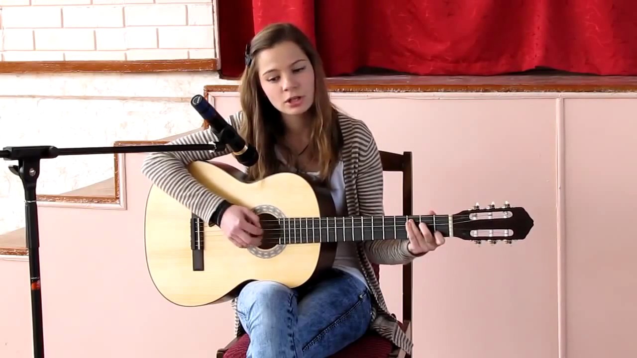 Все идет по плану девушка поет