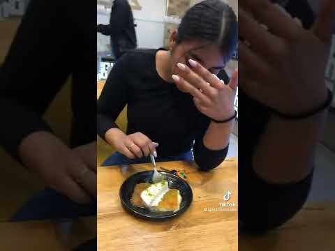 فتيات من الناصرة بياكلن كنافة من وديع العطاونة 