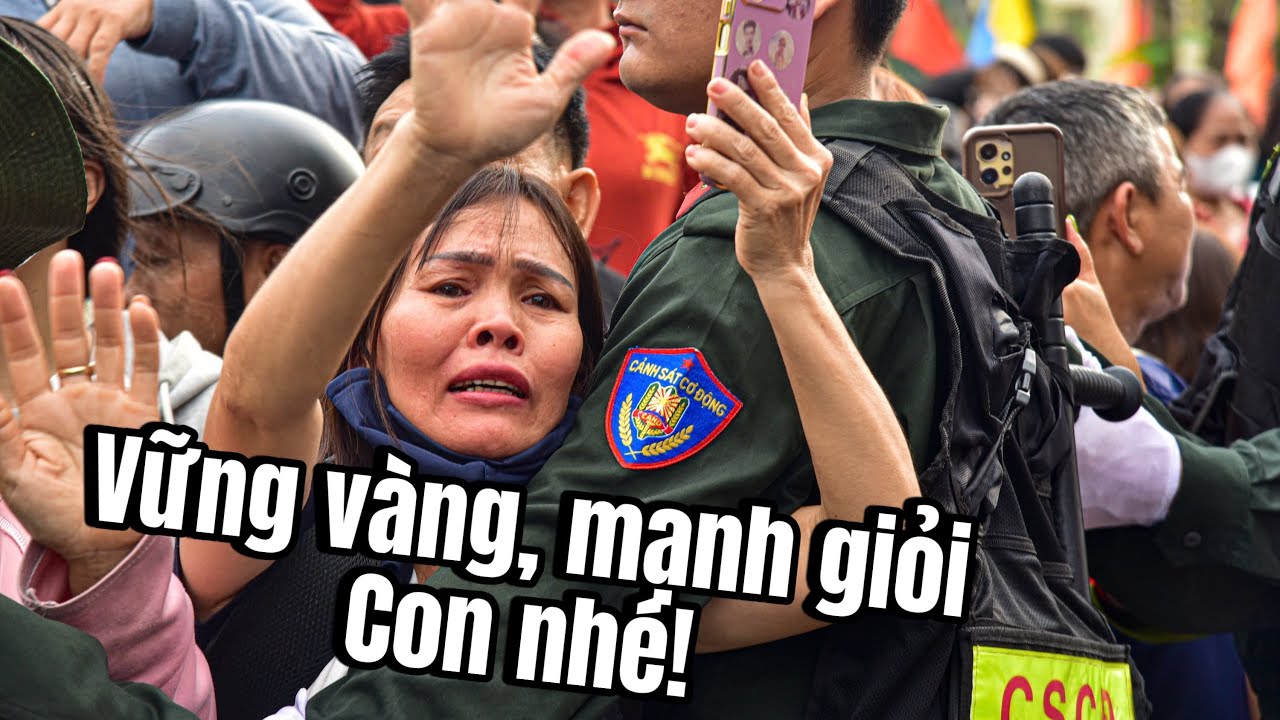 Oà khóc tiễn con lên đường nhập ngũ