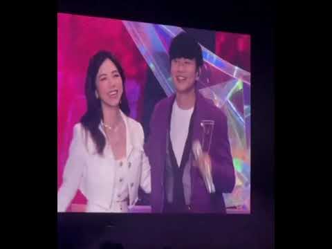 当原唱突然现身林俊杰演唱会，JJ和G.E.M邓紫棋合唱《手心的蔷薇》，好听死了，我要听一万遍
