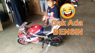 LUCU !! anak kecil gak bisa nyalain motor mini gp 2016