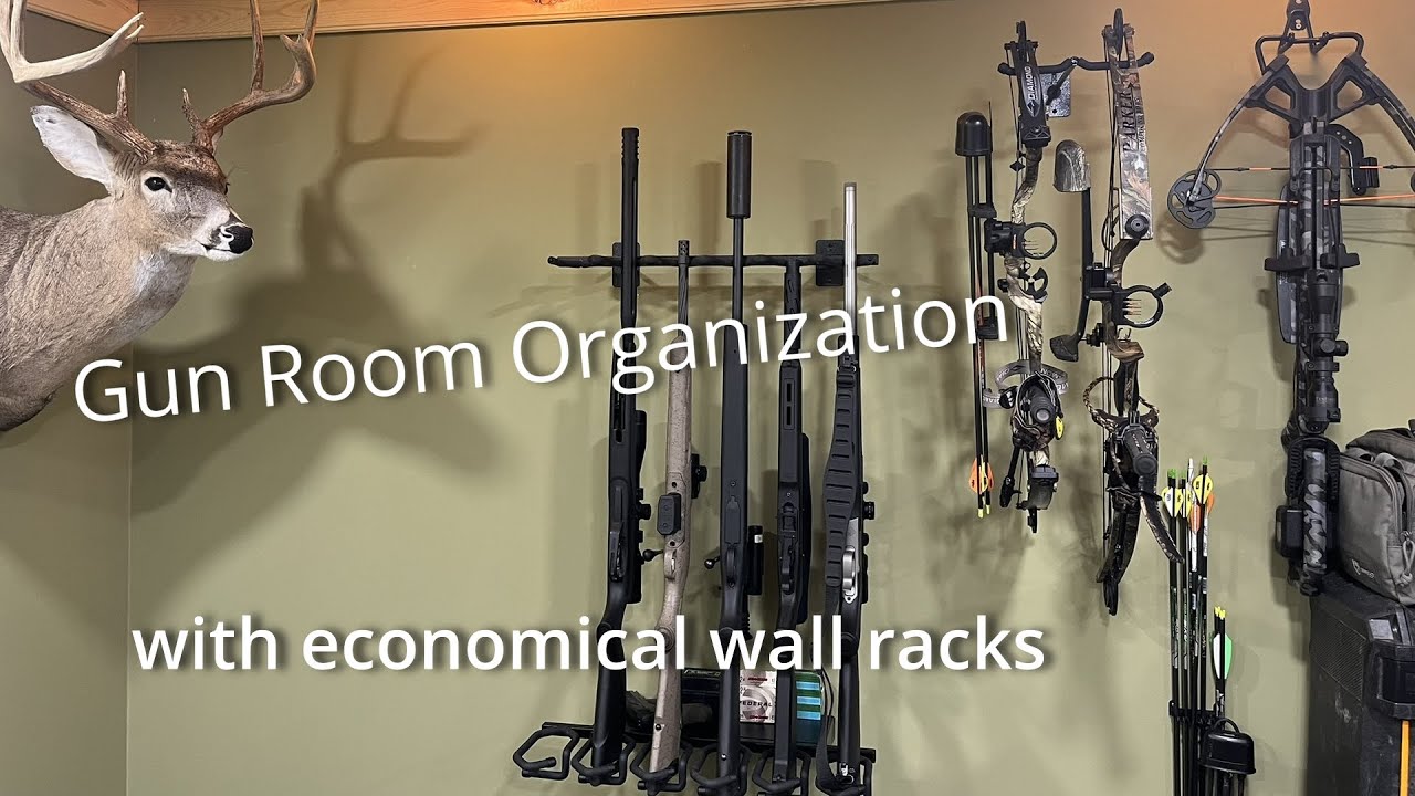 Организация пространства в оружейной комнате с помощью экономичных настенных стеллажей.