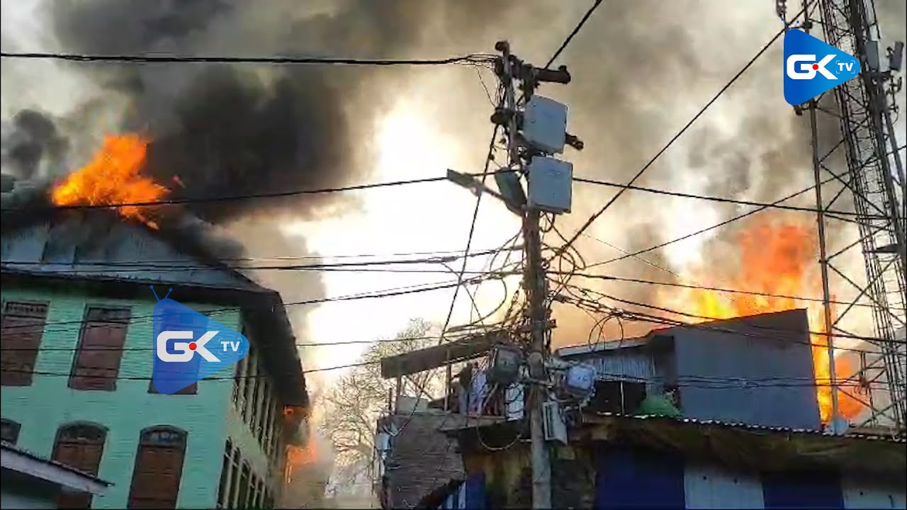 Several residential houses damaged in Old Town Baramulla blaze - YouTube