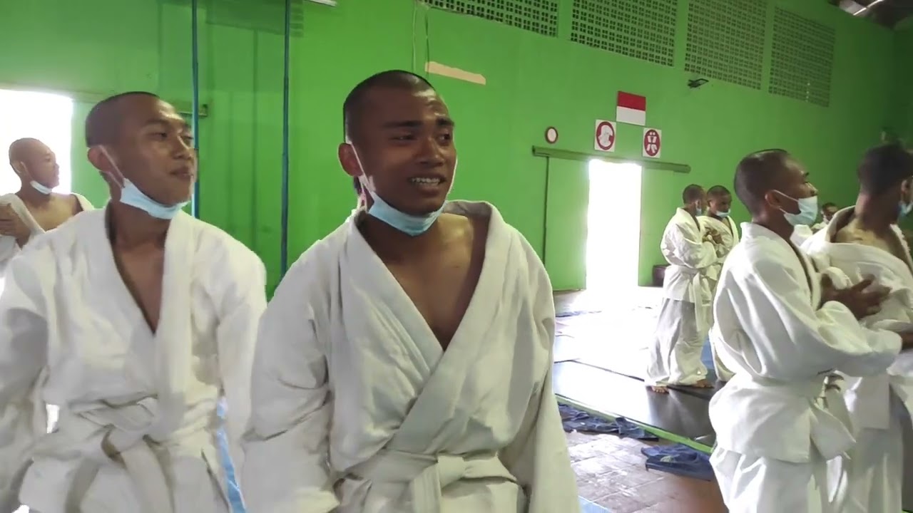 Cara melepas pegangan kerah baju