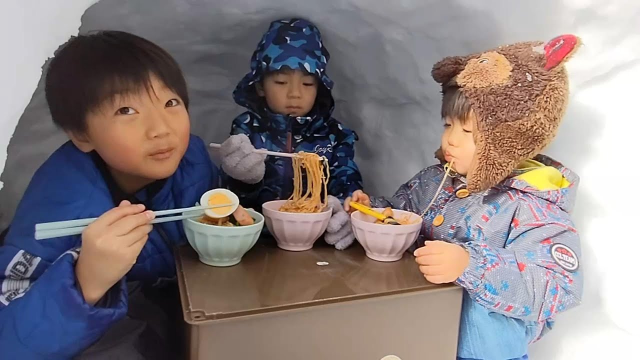 かまくらの中でチキンラーメンのお昼ご飯　＃1373　ひなごんおいちゃんどんちゃん三兄弟vlog