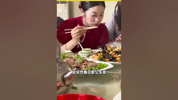 結婚就是為了＂摟席＂吧，新娘在自己的婚宴上大口吃菜， 網友：吃自己的席就是香沒毛病！ - 天天要聞