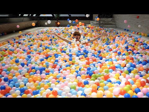 水入りのプールにカラーボール50 000個入れたら水面見えなくなった