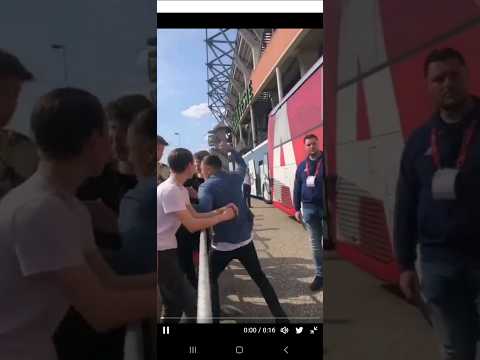 Steven Berghuis slaat een fan bij de spelersbus #shorts #ajax #berghuis #fctwente #eredivisie #like