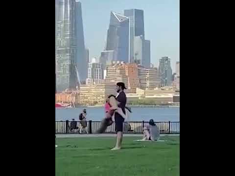 Как накачать бицепсы если нет штанги 😂 Фитнес с девушкой 💥 #лайфхаки #ржака 😀 #shorts