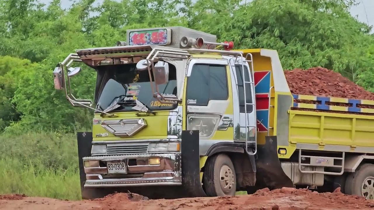 เก็บงานวันสุดท้ายรอถมสระอีกลูก Dump Trucks Tractor