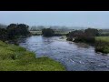 Ruisseau rocheux aux landes anglaises  leau qui coule le tonnerre lointain et la pluie