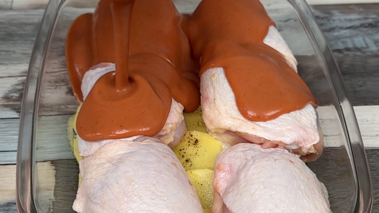 Взгляните на эти запеченные в духовке золотистые куриные ножки, они просто тают во рту!