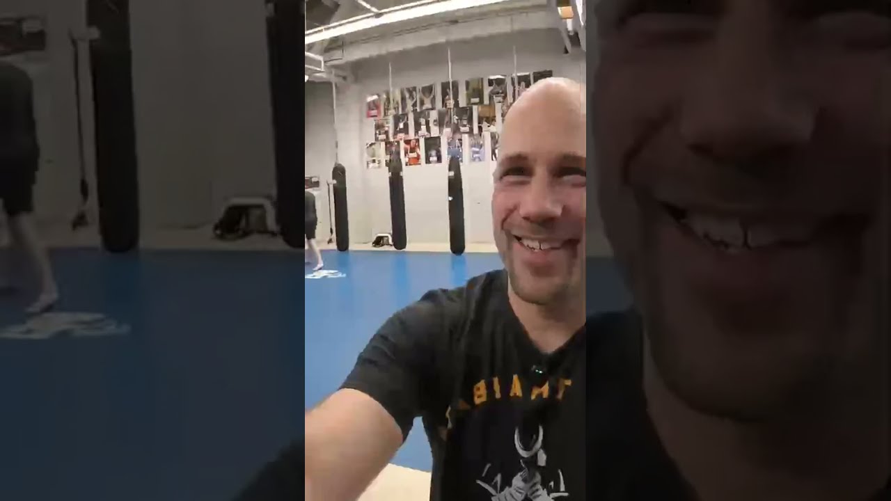 Muay Thai training: LIVE!