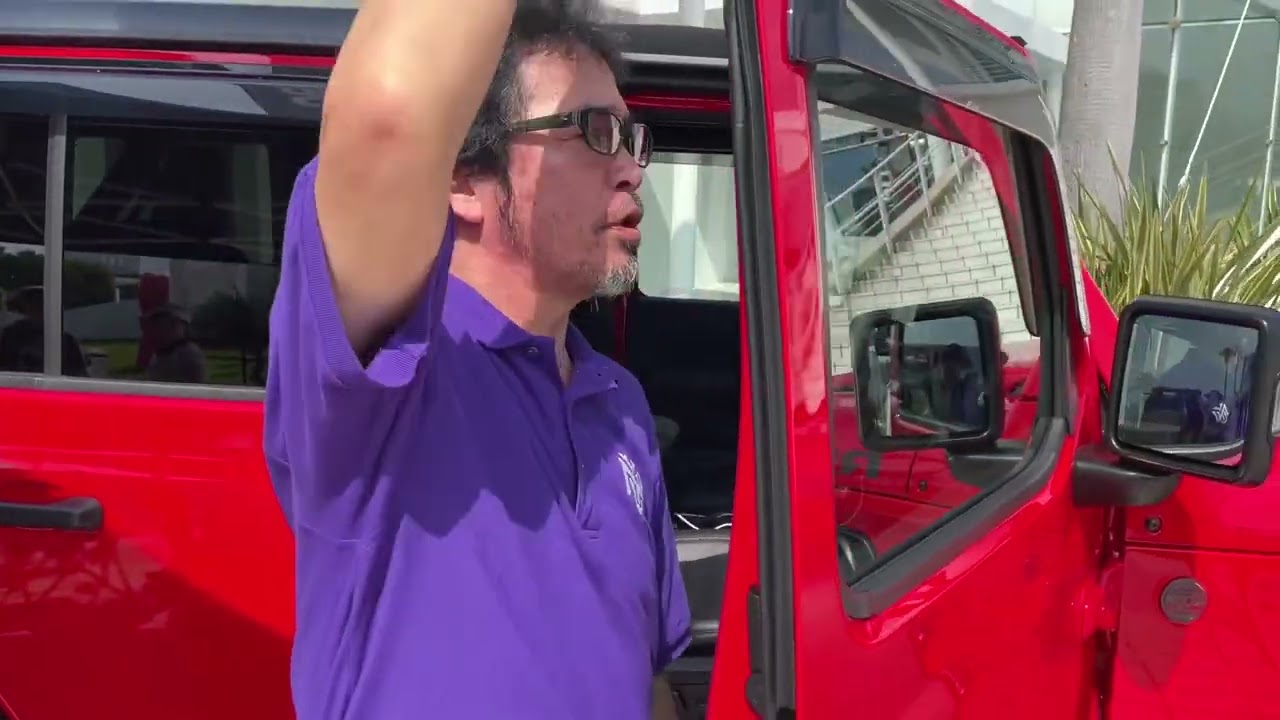 LIVE 1173の会場の入口ゲート近くのJeepブースで展示された新型ジープラングラーを試乗する2人の模様をお届け!