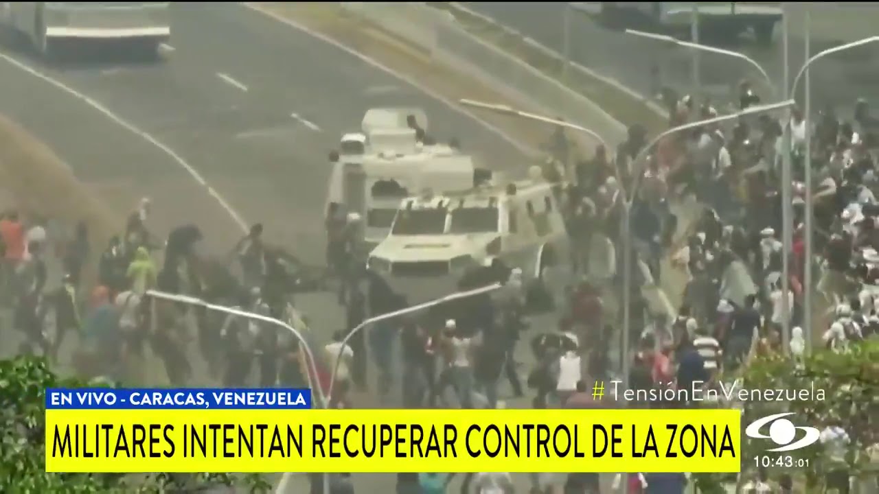 Tanquetas militares arrollan a grupo de manifestantes en Caracas, Venezuela - YouTube