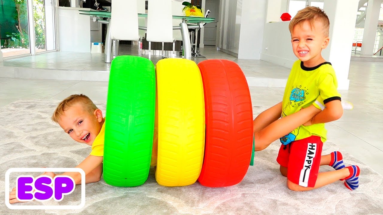 Nikita y Vlad juegan con ruedas de colores