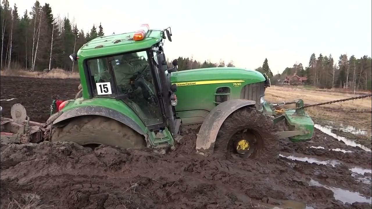 Трактор утонул. John Deere 7530. Джон Дир в грязи. Джон Дир застрял. Утопленный трактор джандир.