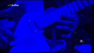 Video voorbeeld van "Massive Attack - Safe From Harm (Live - Melt Festival 2010)"