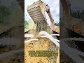 大型砂金採掘掘削機による土壌の持ち上げと洗浄作業：砂金の回収重力分離と土壌掘削プロセス