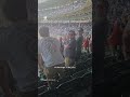 Aficionado da zape a joven que no se paró durante himno nacional