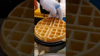 2,500원짜리 두툼한 생크림 와플 / Thick Whipped Cream Waffle - Korean Street Food