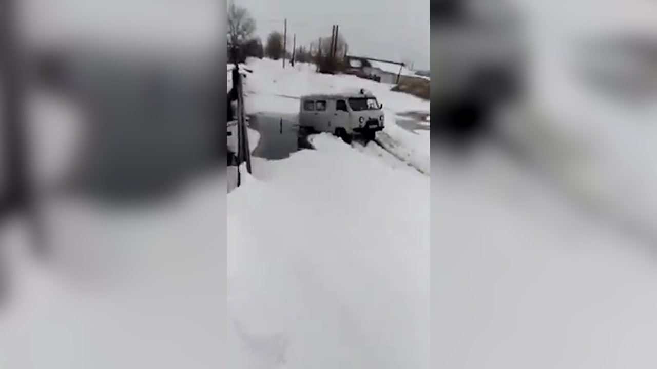 Машина провалилась под лед