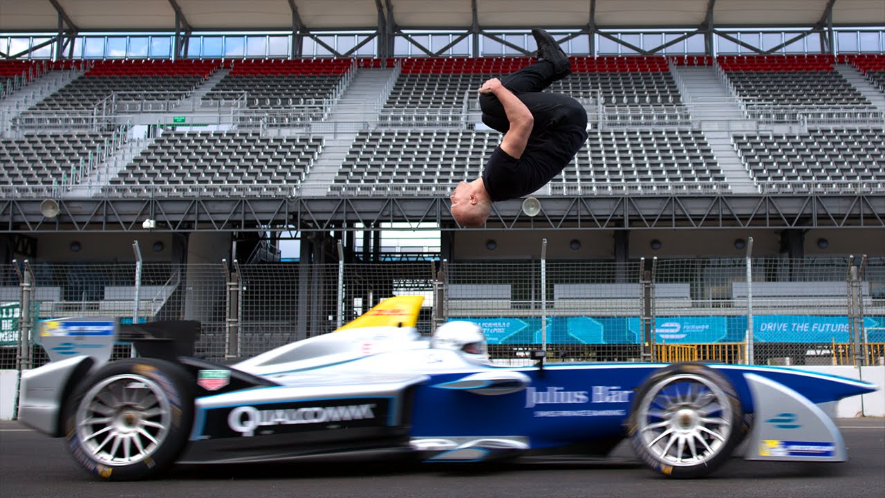 Video till Damien Walters gör bakåtvolt över Formel E-bil