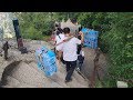 在中国最“险”的华山上当挑山工，一瓶水能挣8毛钱