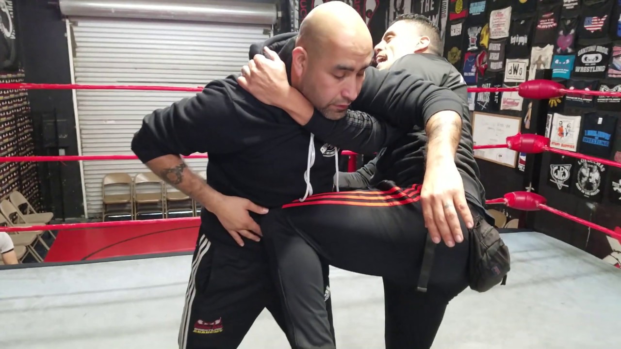 How to do the knee to the gut cut off