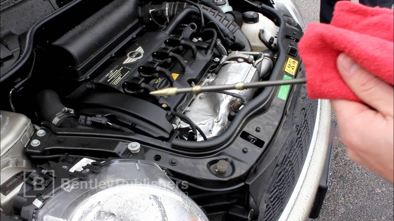 Где находится масло в двигателе MINI Cooper (R56, R55, R57) 2007-2011 - How to check engine oil level - DIY Repa