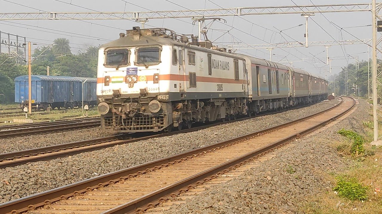Wap7 Rajdhani Wap 7 HWH RAJDHANI Train No 12302। Super fast Running on Asansol ...