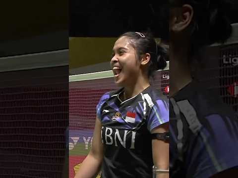 Respect moment in badminton! Tunjung 🤝 Okuhara