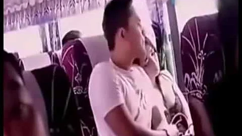 男子公車偷摸美女奶，美女還裝睡，怎麼回事 - 天天要聞