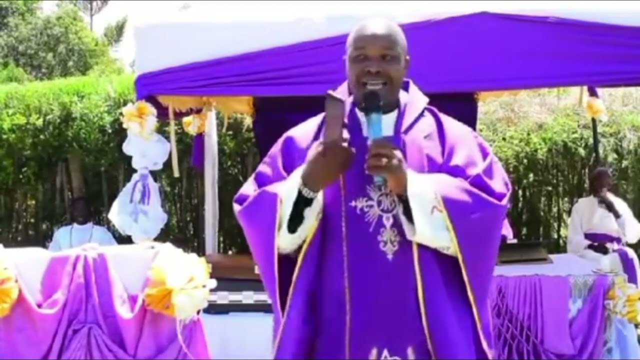 See the Songs this Catholic Priest used to sing before He met his d&ath 😭😭😭😭