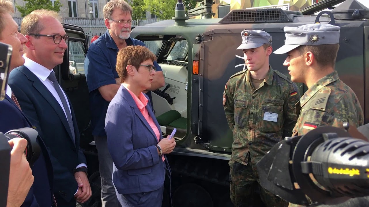 Аннегрет Крамп-Карренбауэр на Дне открытых дверей в МО ФРГ