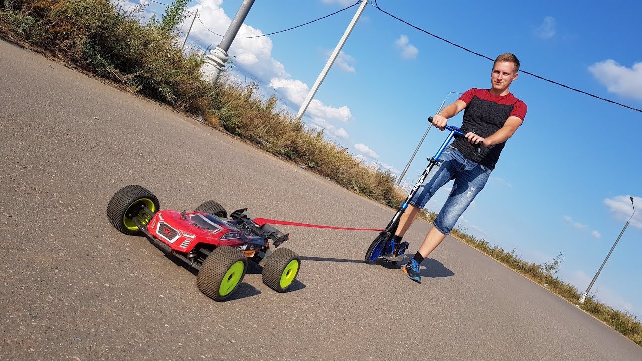 Самокатчик врезался в машину