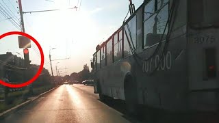 Маршрутка и троллейбус едут на красный. Рязань 14.07.2019.