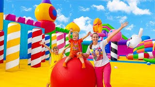 Vlad et Niki jouent dans un château gonflable et d'autres défis amusants pour les enfants
