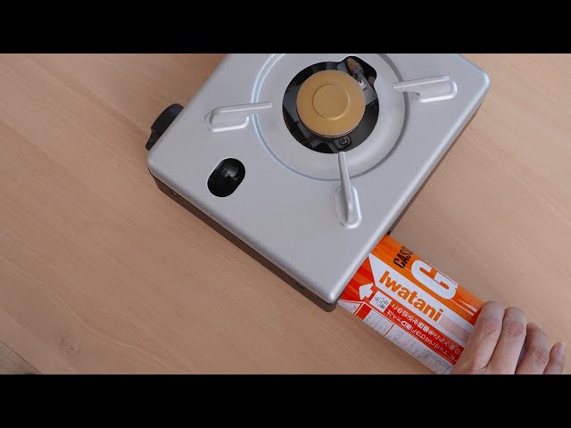 「イワタニカセットフー こんろ＆ストーブ “イザまる”」カセットガス（ボンベ）の取り付け方