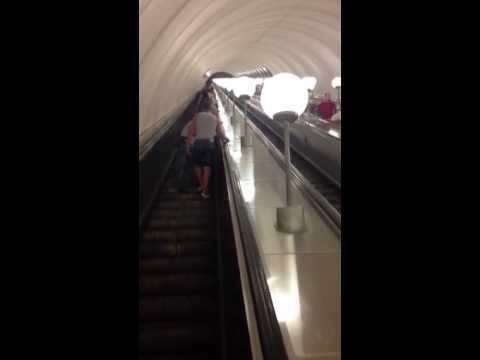 Video: Metro di Mosca, la scala mobile più lunga del mondo, oltre ad altre curiosità tra le scale mobili