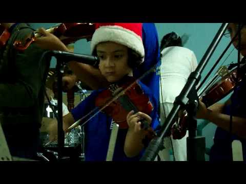 Ananda Abud tocando violn Navidad 2008 (1 de 3).