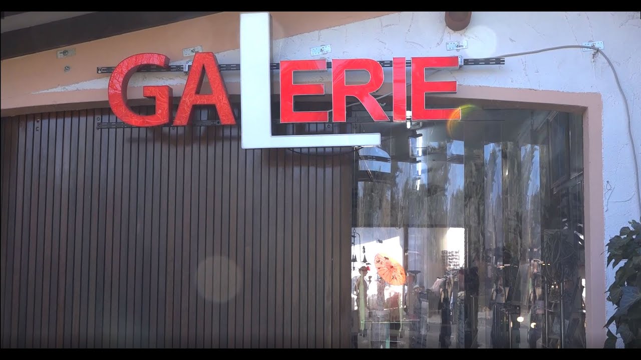Petersburger Salonhängung in der Galerie Franka Löwe