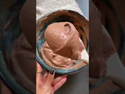 מעיין שטרודל מסדרת לנו קינוח מושלם לחג: מוס קטיפתי, קרם פרש עדין של משק יעקבס וקראמבל דבש. 😍