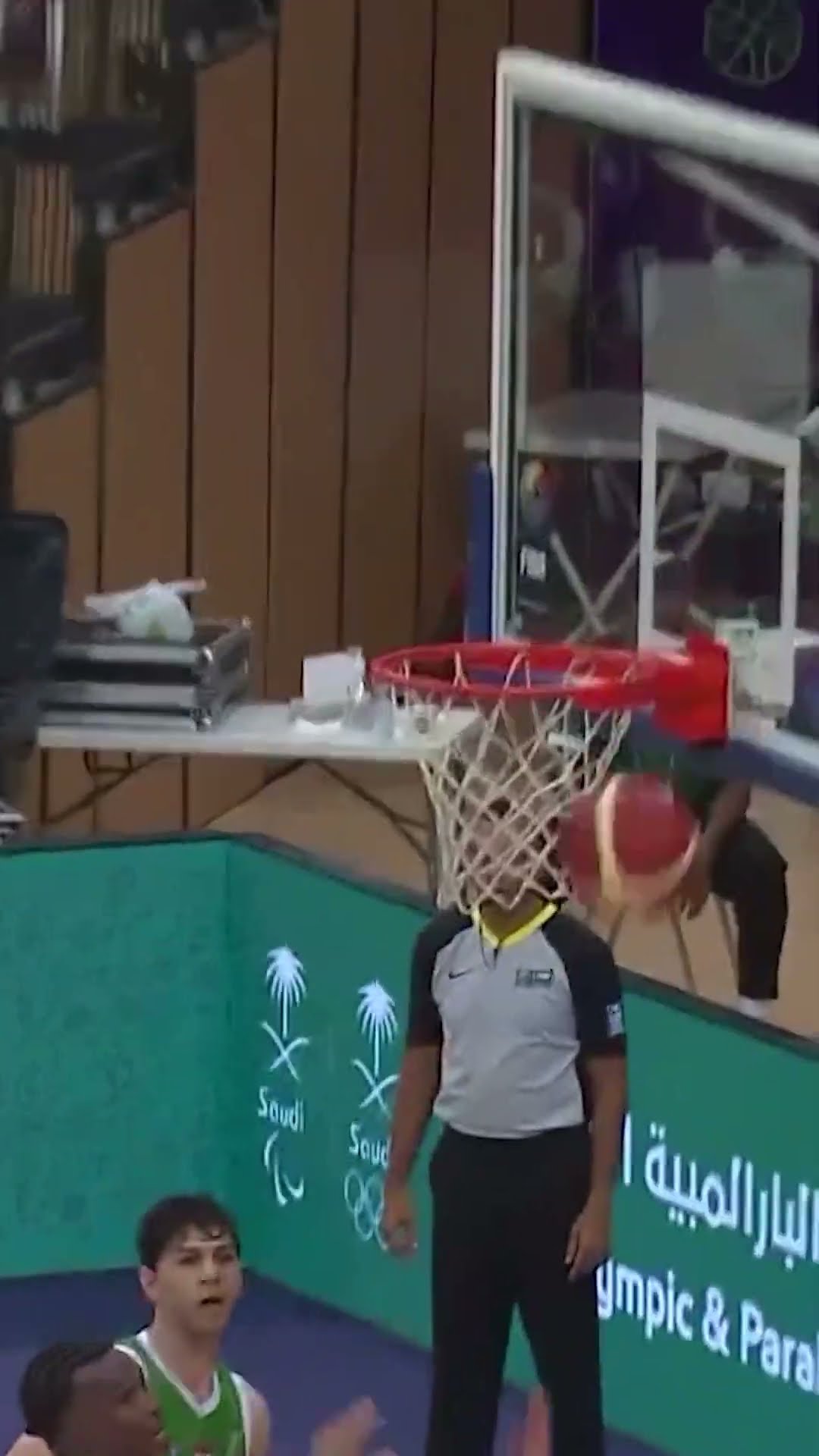 One of the craziest buzzer beaters you'll ever see ?