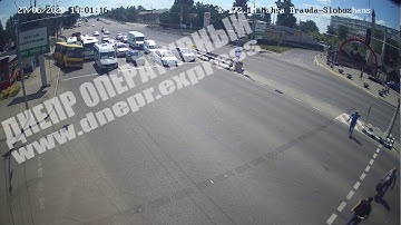 В Днепре маршрутка колесила по тротуару.