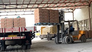 FORKLIFT BESAR, MENATA TUMPUKAN SEMEN DI TRUCK PANJANG