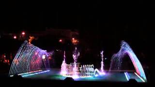 Işıklı Hareketli Fıskiyeli Süs Havuzunda Su Dansı