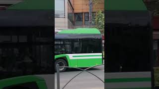 Troleibuzul Solaris Trollino #5436 pe linia 86 sosind și părăsind stația Piața Iancului